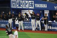 １０回、川村の勝ち越しソロを放ち喜ぶソフトバンクナイン（撮影・金田祐二）