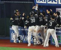 １０回、勝ち越しソロを放ちナインに迎えられる川村（撮影・金田祐二）