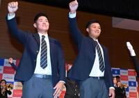 ドラフト会議で指名を喜ぶ北村（左）と森下＝２０２２年（撮影・高石航平）