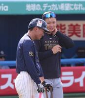 北村（左）と話す森下＝２０２５年（撮影・佐々木彰尚）