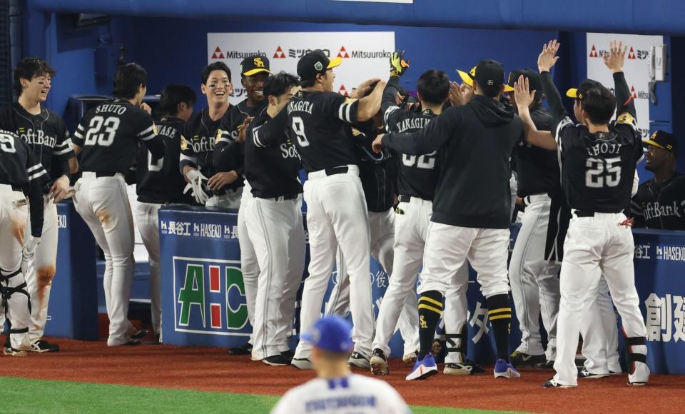 １０回、勝ち越しソロを放った川村を迎えるソフトバンクナイン（撮影・金田祐二）