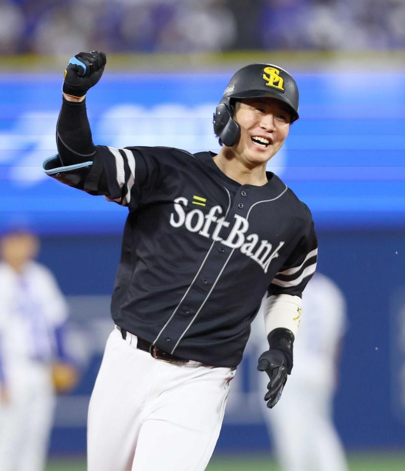 　１０回、勝ち越しソロを放ち、拳を握りながらダイヤモンドを回る川村（撮影・中島達哉）