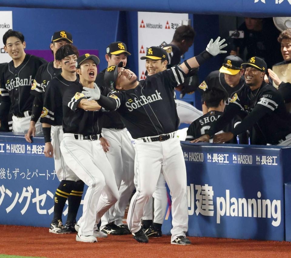 　９回、同点ソロを放ちナインと喜ぶ山川（撮影・金田祐二）