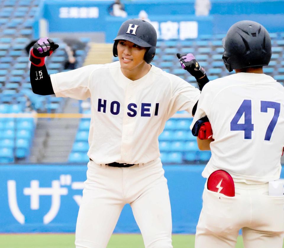 　４回、左前打を放ちガッツポーズを決める法大・西（撮影・和泉玲香）