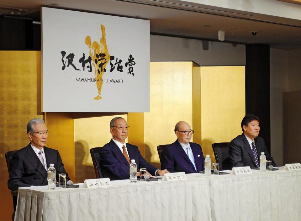 沢村賞選考委員会を終えて、新たに製作されたロゴをバックに会見する（左から）山田久志氏、堀内恒夫氏、平松政次氏、斎藤雅樹氏