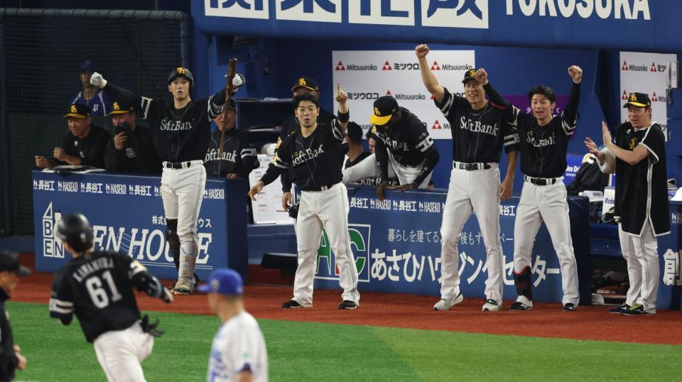 延長１０回ソフトバンク１死、ソフトバンク・川村友斗の勝ち越しソロを放ち喜ぶソフトバンクナイン＝横浜（撮影・金田祐二）