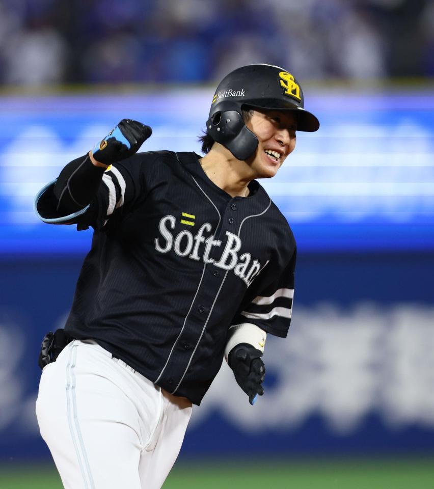 １０回、勝ち越しソロを放ち、ダイヤモンドを回る川村（撮影・中島達哉）