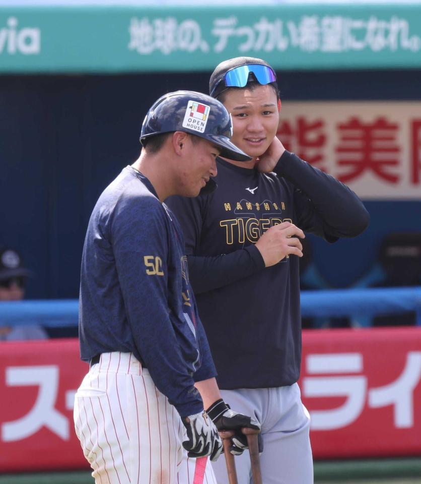 北村（左）と話す森下＝２０２５年（撮影・佐々木彰尚）