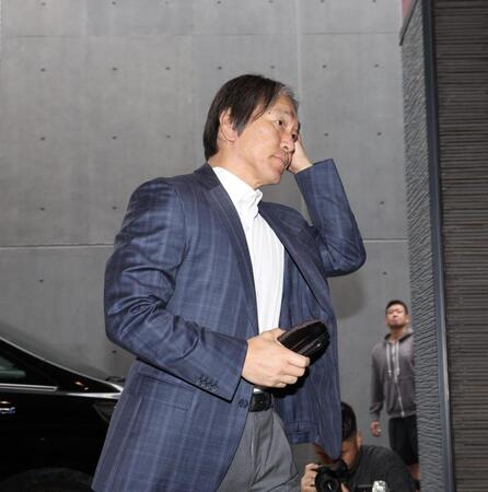クラブハウスに到着した松井監督（撮影・佐々木彰尚）