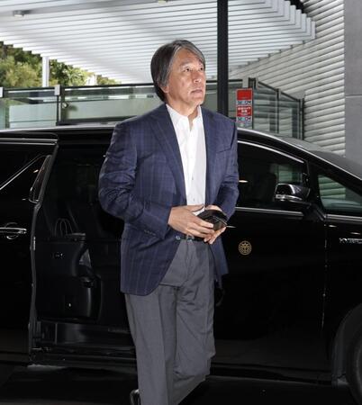 クラブハウスに到着した松井監督（撮影・佐々木彰尚）
