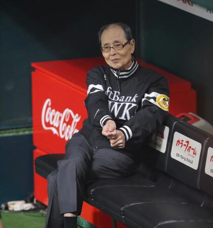 ベンチから練習を見守る王貞治会長（撮影・立川洋一郎）