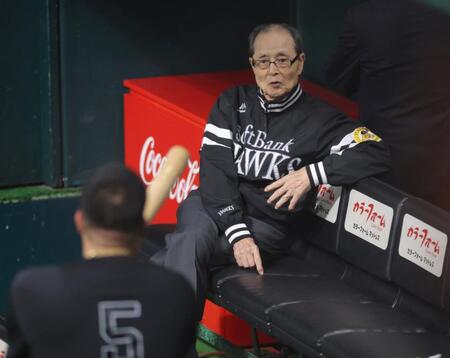 山川（手前）と話す王貞治球団会長（撮影・立川洋一郎）