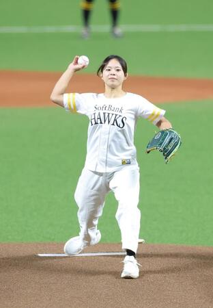 始球式を務める近藤美月（撮影・立川洋一郎）