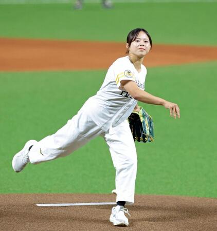 始球式を務める近藤美月（撮影・立川洋一郎）