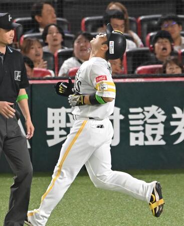 ３回、好機に併殺打に倒れ、悔しがる近藤（撮影・飯室逸平）