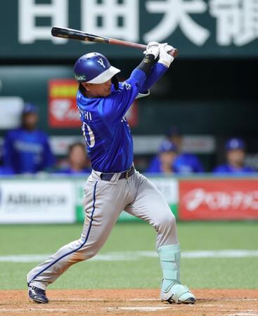 ５回、中前へ先制適時打を放つ古市（撮影・立川洋一郎）