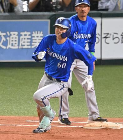 ５回、先制打を放ち、果敢に二塁を狙う古市（撮影・飯室逸平）