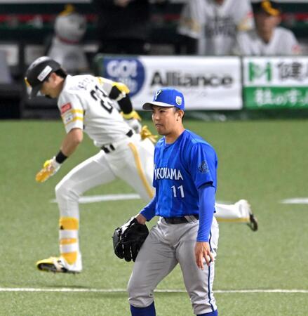 １回、周東を併殺打に打ち取る東（撮影・飯室逸平）