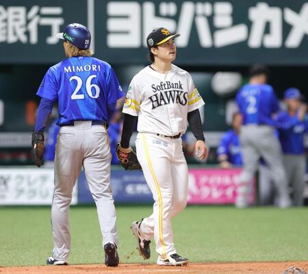 ５回、古市の適時打で先制点を許す松本晴。左は生還した三森（撮影・立川洋一郎）
