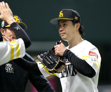 ６回を投げ終え、ナインに迎えられる松本晴