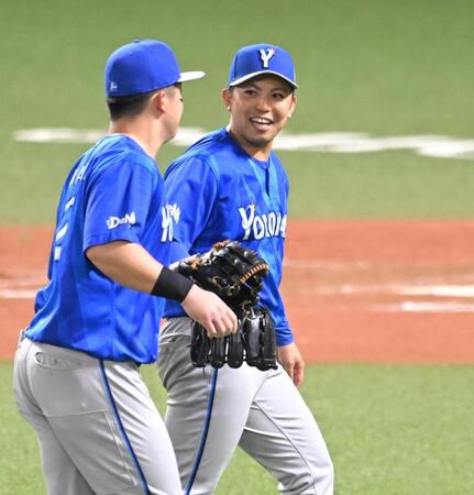 ４回、牧と笑顔でタッチを交わす東（撮影・飯室逸平）