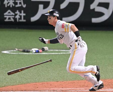 ９回、二塁打を放つ栗原（撮影・飯室逸平）