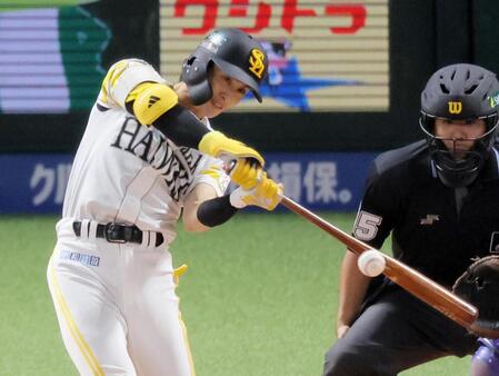 ８回、周東が右前打を放つ