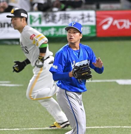 ８回、近藤を打ち取る岩田（撮影・飯室逸平）