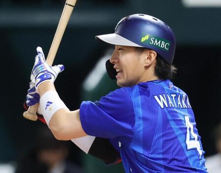 ６回、度会が右前打を放つ