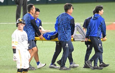 ９回、負傷し、担架で運ばれる神里（撮影・飯室逸平）
