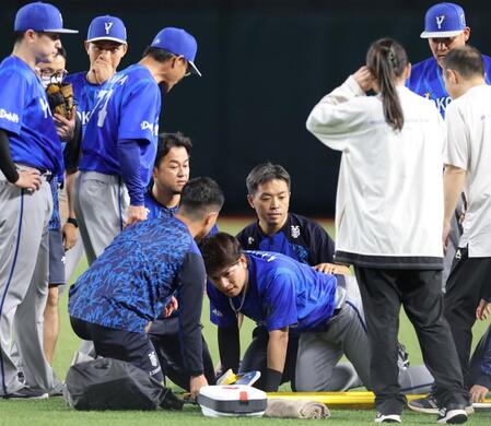 ９回、負傷してうずくまる神里（撮影・立川洋一郎）