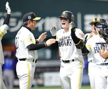 １０回、サヨナラ本塁打を放ち、小久保監督（左）とタッチを交わす正木（撮影・立川洋一郎）