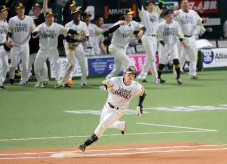 １０回、正木が左越えにサヨナラ本塁打を放つ