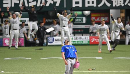 １０回、サヨナラ弾を浴び、天を仰ぐルイーズ（撮影・飯室逸平）