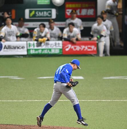 ７回、ピンチをしのぎこん身のガッツポーズを見せる東（撮影・飯室逸平）