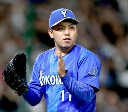 ５回、周東を二ゴロに打ち取りグラブをたたく東