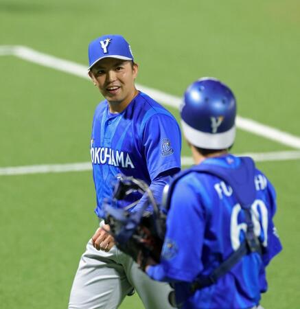 １回を投げ終えて笑顔を見せる東（撮影・立川洋一郎）