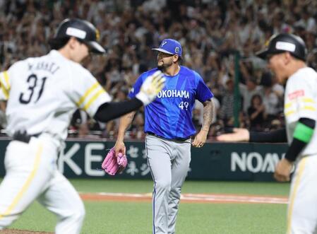 １０回、正木（左）にサヨナラ本塁打を浴びたルイーズ