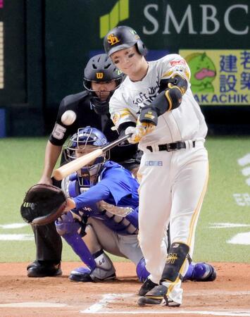 １０回、正木が左越えにサヨナラ本塁打を放つ