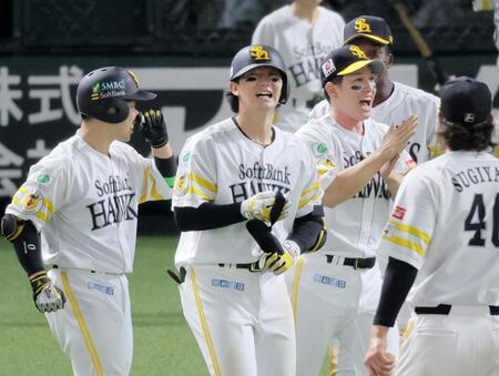 １０回、サヨナラ本塁打を放ち、ナインに迎えられる正木（中央）