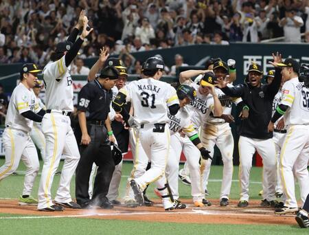 １０回、サヨナラ本塁打を放った正木（中央）を出迎えるソフトバンクナイン