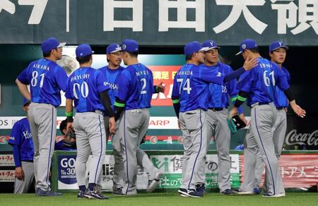 １０回、またしても延長戦を落とし肩を落とすＤｅＮＡナイン。左端はナインを迎える相川監督（撮影・立川洋一郎）