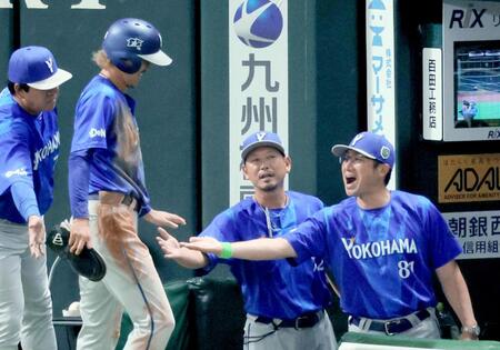 ５回、先制の生還をした三森（左から２人目）を迎える相川監督（右）
