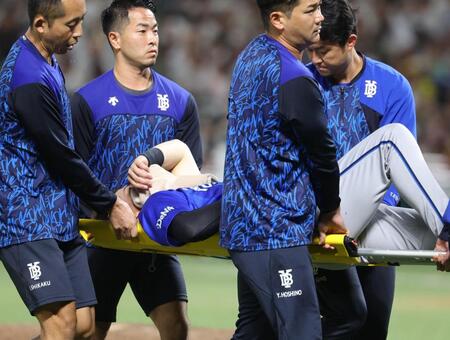 ９回、担架で運ばれる右翼手・神里