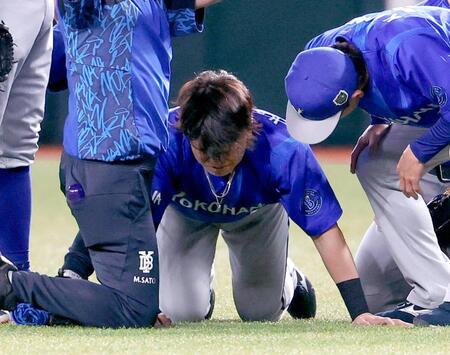 ９回、負傷した右翼手・神里（中央）