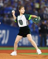 始球式を務める吉田鈴（撮影・中島達哉）