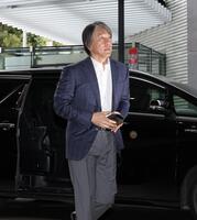 クラブハウスに到着した松井監督（撮影・佐々木彰尚）