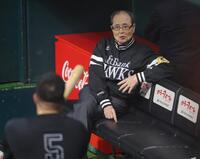山川（手前）と話す王貞治球団会長（撮影・立川洋一郎）