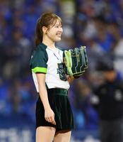 始球式を務め、笑顔を見せる吉田鈴（撮影・中島達哉）