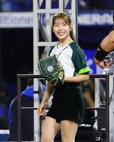 始球式に登場した吉田鈴（撮影・中島達哉）